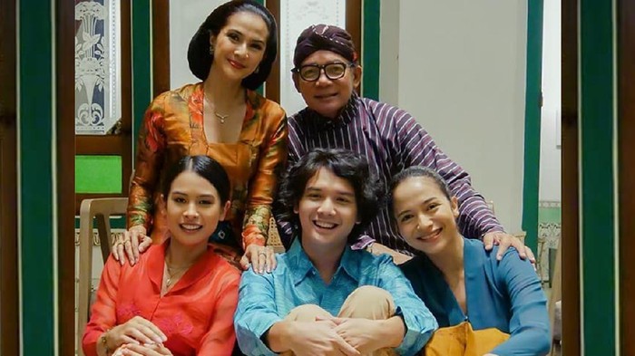 Tayang di 2021, Intip Dulu Keseruan Pemain Film Losmen Bu Broto dalam Busana Kebaya dan Beskap Ini yuk!