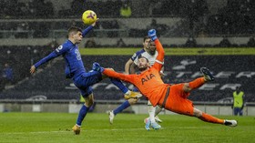 FOTO: Chelsea Bungkam Tottenham