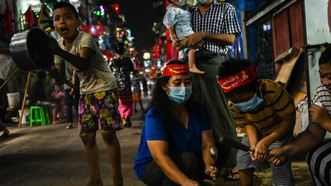 FOTO: Protes Kudeta, Warga Myanmar Pakai Panci Jadi Senjata