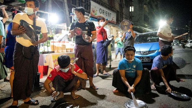 Klakson dan Alat Masak, 'Senjata' Rakyat Myanmar Lawan Kudeta Sejumlah penduduk Myanmar terus membunyikan klakson kendaraan dan memukul peralatan masak sebagai bentuk protes kudeta.