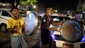 FOTO: Protes Kudeta, Warga Myanmar Pakai Panci Jadi Senjata