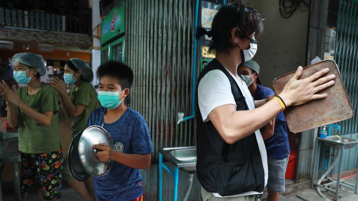 FOTO: Protes Kudeta, Warga Myanmar Pakai Panci Jadi Senjata