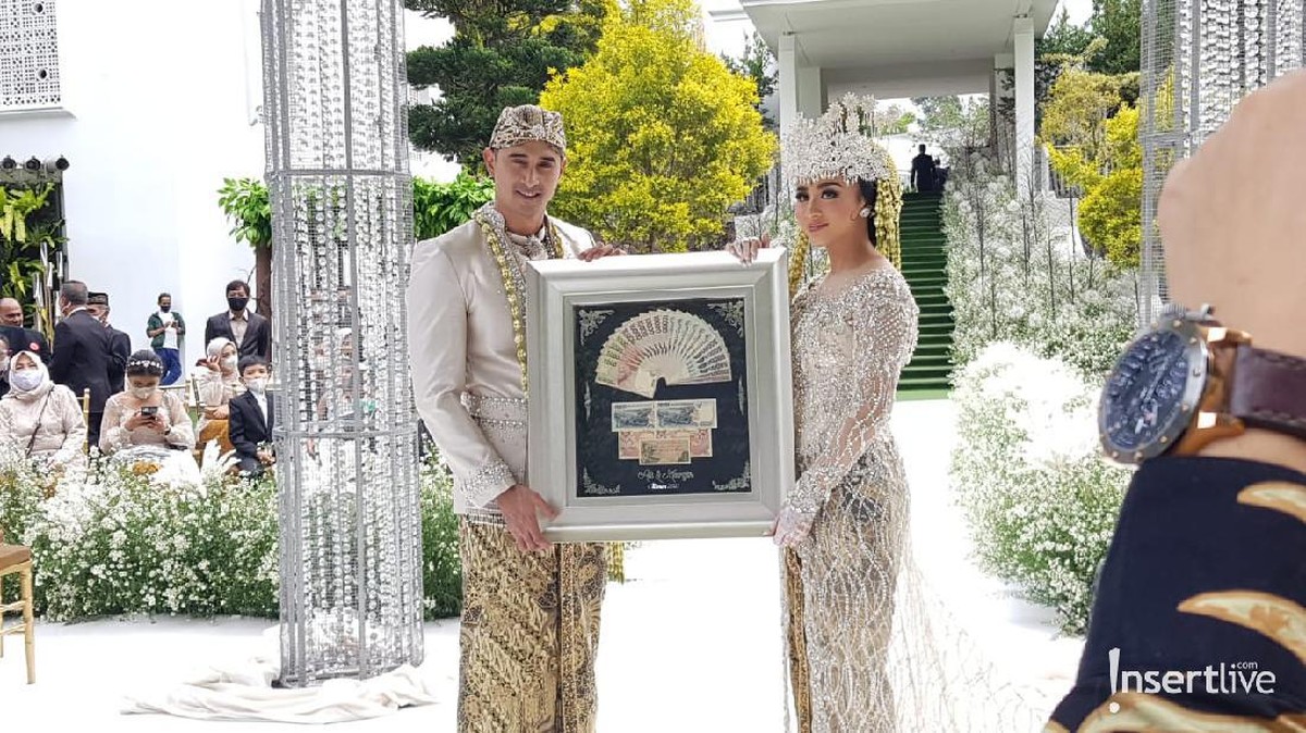 6 Foto Pernikahan Ali Syakien dan Margin Wieheerm