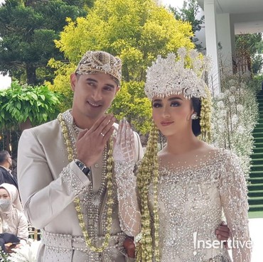 6 Foto Pernikahan Ali Syakieb dan Margin Wieheerm di Bandung