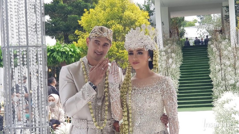 6 Foto Pernikahan Ali Syakien dan Margin Wieheerm 6 Foto Pernikahan Ali Syakien dan Margin Wieheerm