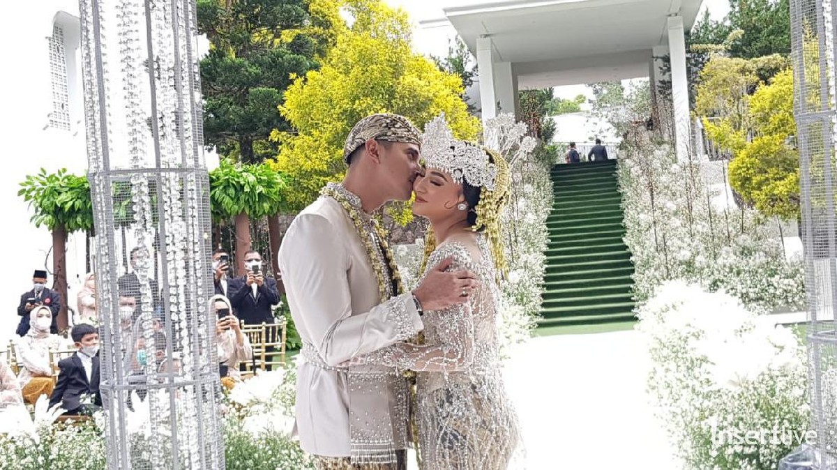 6 Foto Pernikahan Ali Syakien dan Margin Wieheerm