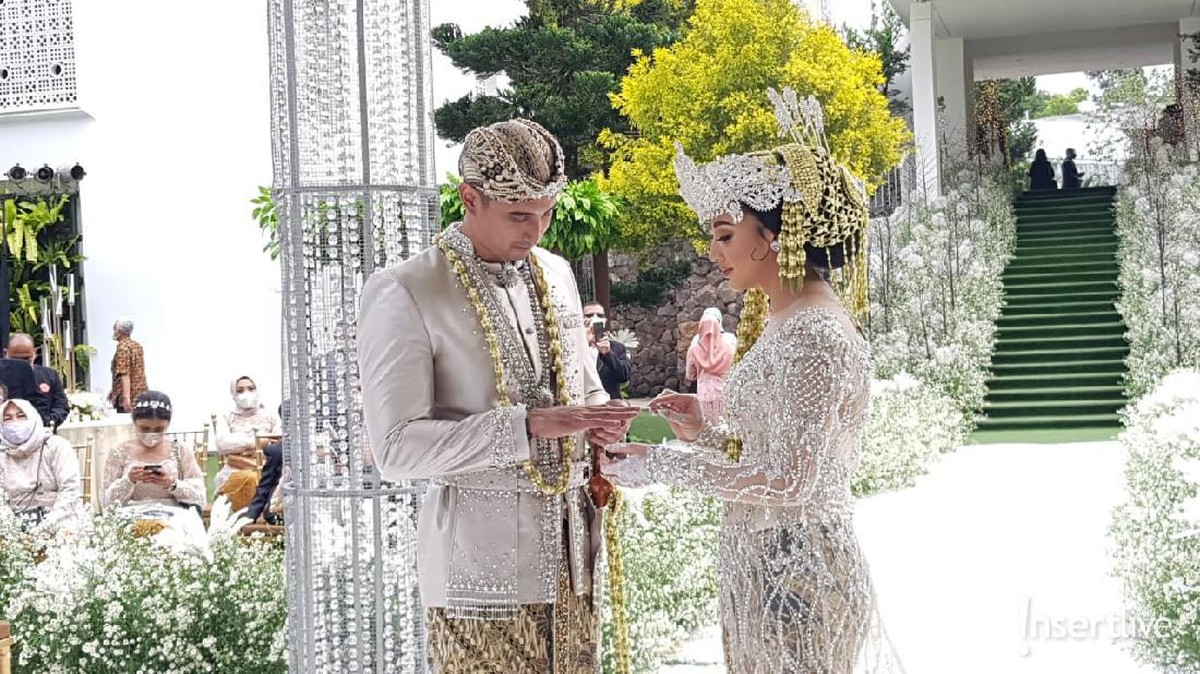 6 Foto Pernikahan Ali Syakien dan Margin Wieheerm