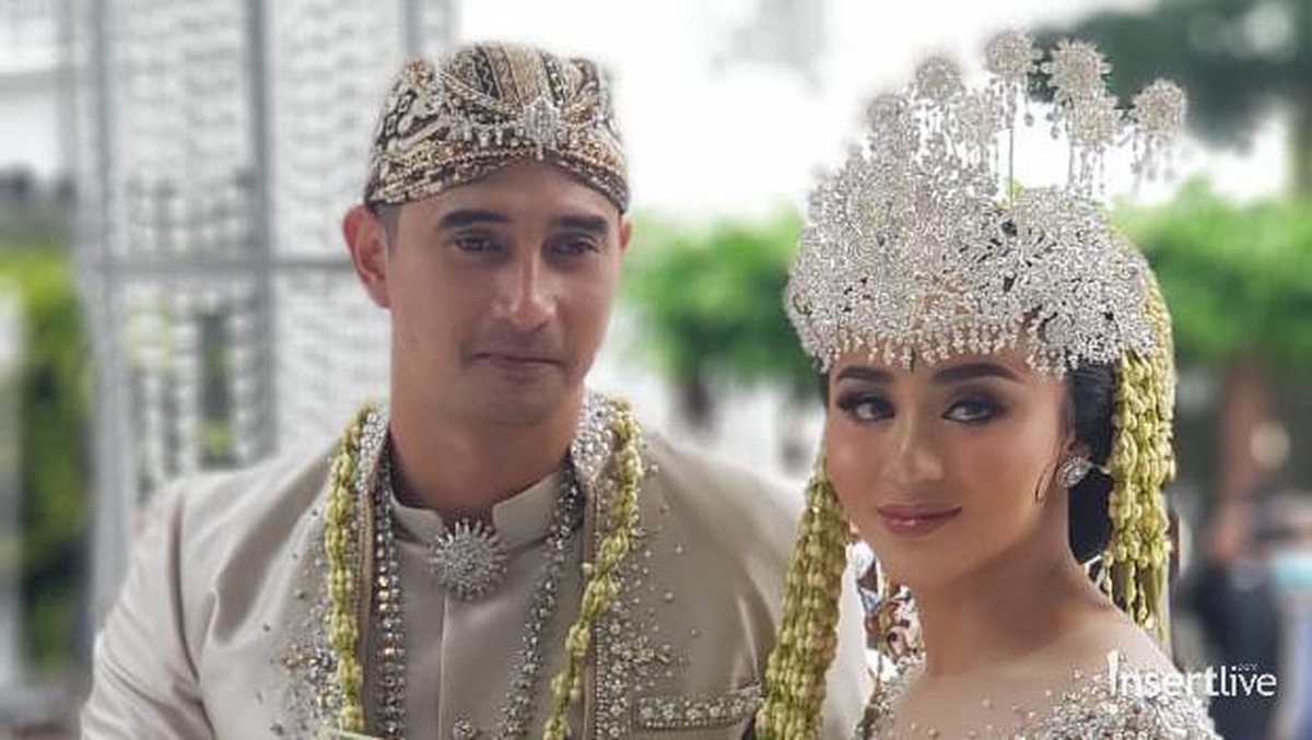 6 Foto Pernikahan Ali Syakien dan Margin Wieheerm