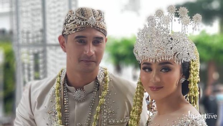 6 Foto Pernikahan Ali Syakien dan Margin Wieheerm