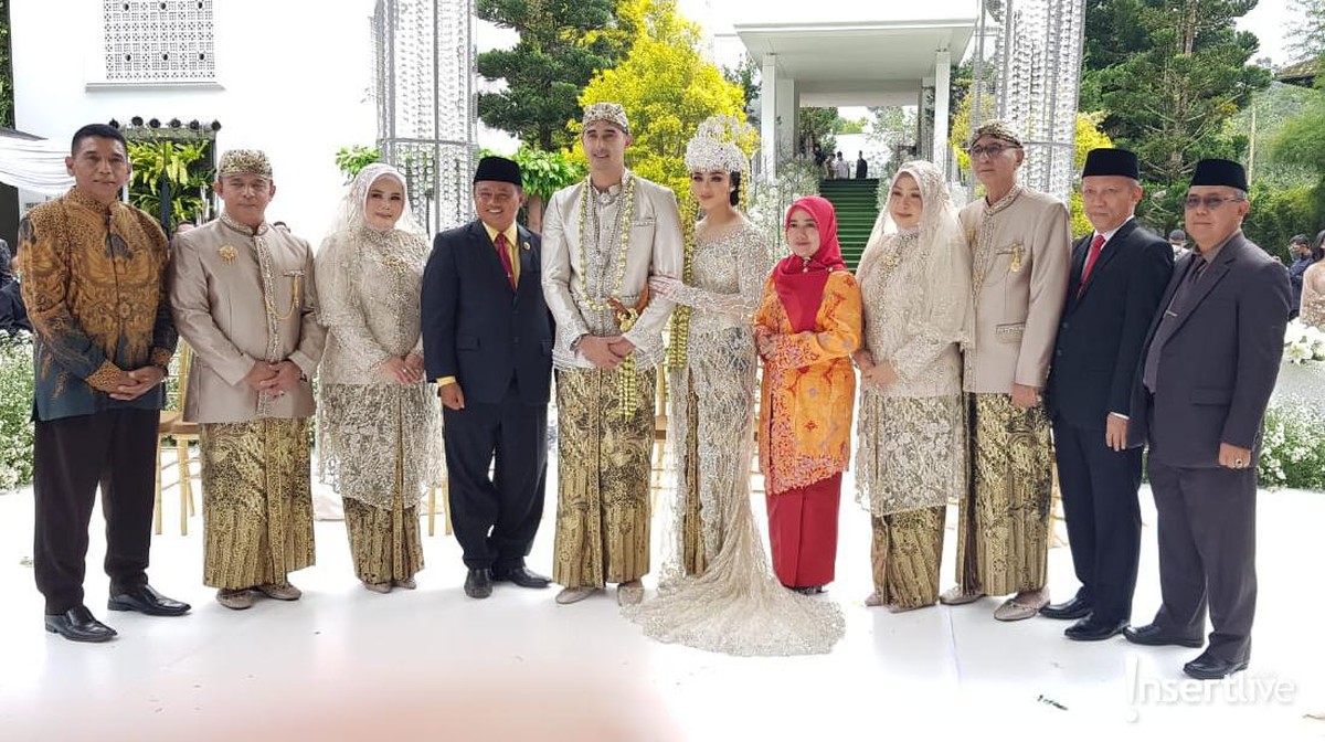 6 Foto Pernikahan Ali Syakien dan Margin Wieheerm