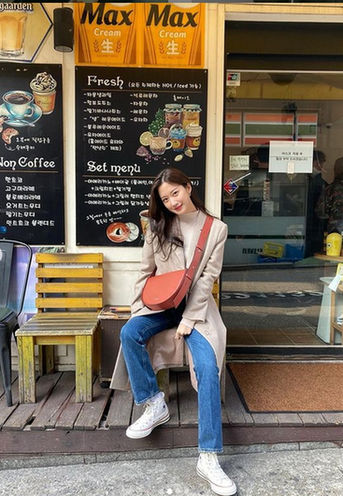 Outfit minimalist chic ala Moon Ga Young ini bisa kamu pakai di musim hujan seperti ini. Di sini, Moon Ga Young memadukan turtleneck dan long coat berwarna khaki yang membuatnya terlihat sleek. Celana jeans dan sneakers yang ia pakai memberi kesan casual pada outfit yang dipakainya. Tak ketinggalan, sling bag untuk melengkapi penampilannya. (Foto: instagram.com/m_kayoung)