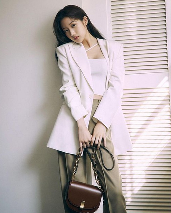 Kali ini, pemeran Im Jukyung dalam drama True Beauty ini mengenakan tube top dan blazer berwarna putih yang membuatnya tampak elegan dan seksi. Padukan dengan bawahan berwarna abu-abu dan aksesoris sling bag berwarna cokelat untuk mendapat look minimalist chic yang apik! (Foto:instagram.com/m_kayoung)