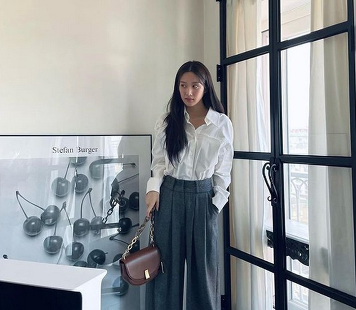 Walaupun Moon Ga Young tidak mengenakan aksesoris, ia tetap terlihat stylish berkat perpaduan kemeja putih dan celana abu-abu yang ia kenakan. Kamu bisa men-tuck-in kemejanya supaya terlihat rapi. Outfit ini bisa kamu pakai ke kantor, lho! (Foto: instagram.com/m_kayoung)