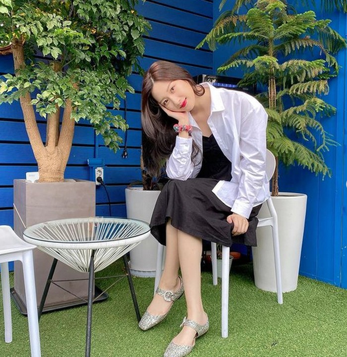 Selain sebagai atasan, kamu juga bisa mengenakan white shirt sebagai outer. Seperti Moon Ga Young yang mengenakan white shirt sebagai outer untuk maxi dress hitamnya. Dengan mary jane shoes beraksen glitter, Moon Ga Young terlihat stylish namun tidak berlebihan. (Foto: instagram.com/m_kayoung)