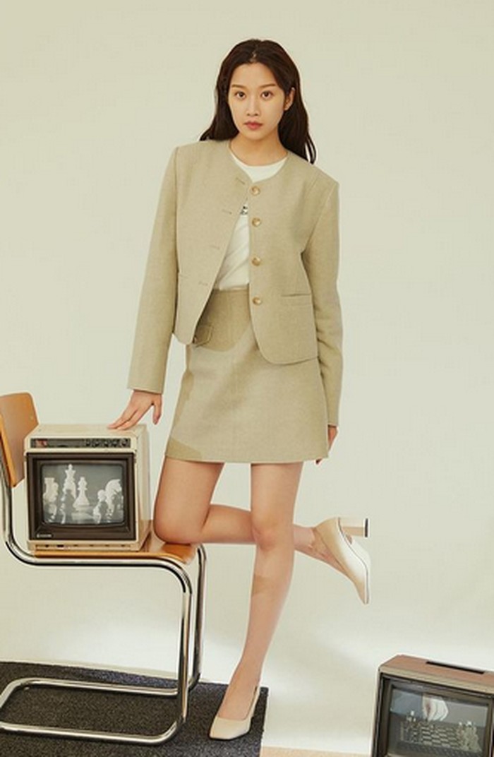 Di penampilan kali ini, Moon Ga Young tampil dengan outfit monochrome yang membuatnya tampak elegan. Rambutnya yang sedikit dikeriting mempermanis penampilan aktris kelahiran 1996 ini. Ditambah dengan high heels untuk menyempurnakan penampilannya. (Foto: instagram.com/m_kayoung)