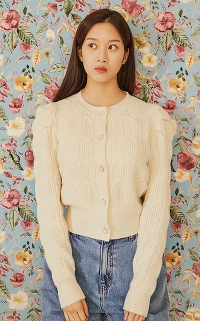 Butuh inspirasi outfit untuk pergi hangout? Kamu bisa contek style Moon Ga Young satu ini yang memadukan cardigan berwarna cream dan celana jeans jenis light wash. (Foto:instagram.com/m_kayoung)