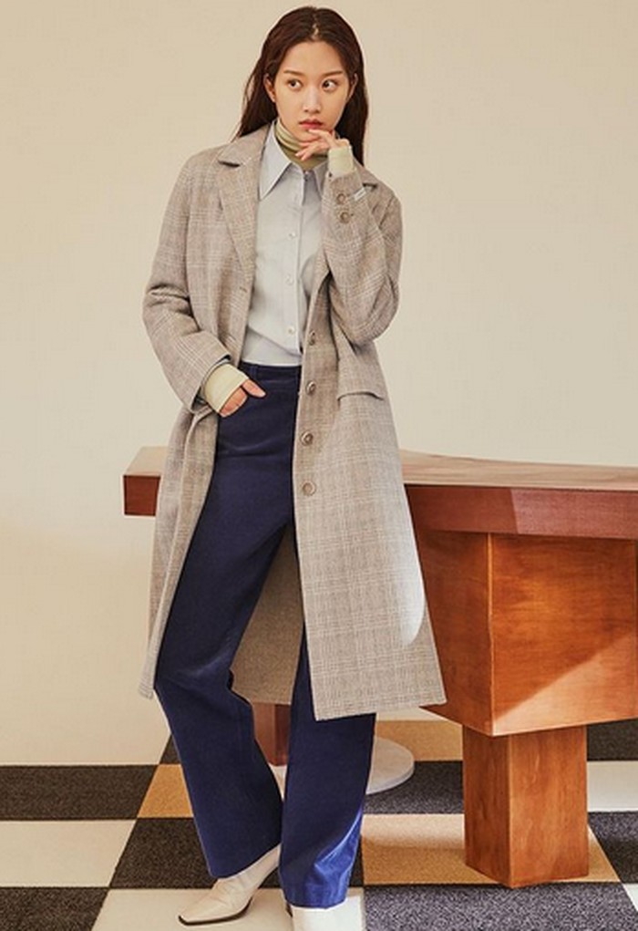 Musim hujan seperti ini merupakan saat yang tepat untuk melayer outfit agar terlihat stylish. Di penampilan kali ini, Moon Ga Young memadukan kemeja abu-abu dan long coat bermotif plaid berwarna khaki. Oiya, kamu bisa mengganti long coat dengan blazer sebagai layering outfitmu. Padukan juga dengan navy pants dan pointed boots untuk look minimalist chic yang menawan. (Foto: instagram.com/m_kayoung)