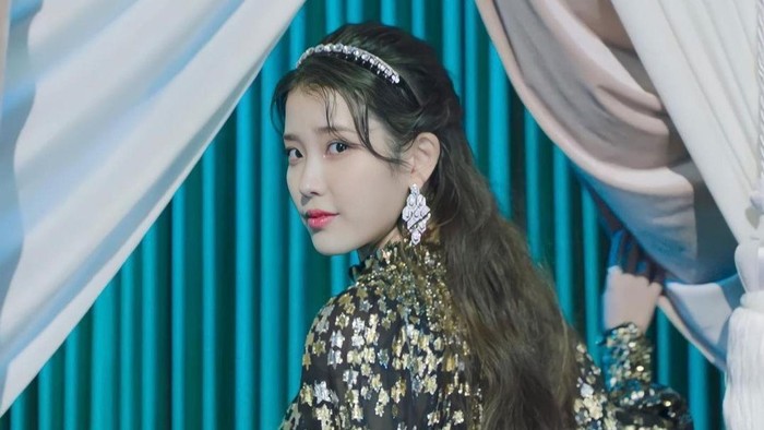 7 Gaya Fashiion IU di MV 'Celebrity', Gorgeous!