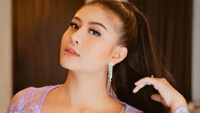 7 Pesona Awkarin saat Jadi Bridesmaid, Akrab Sama Mantan!