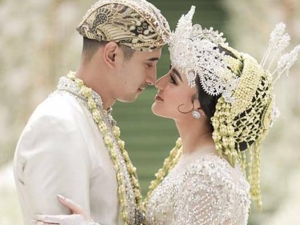 5 Potret Pernikahan Ali Syakieb & Margin Wieheerm, Elegan dengan Adat Sunda