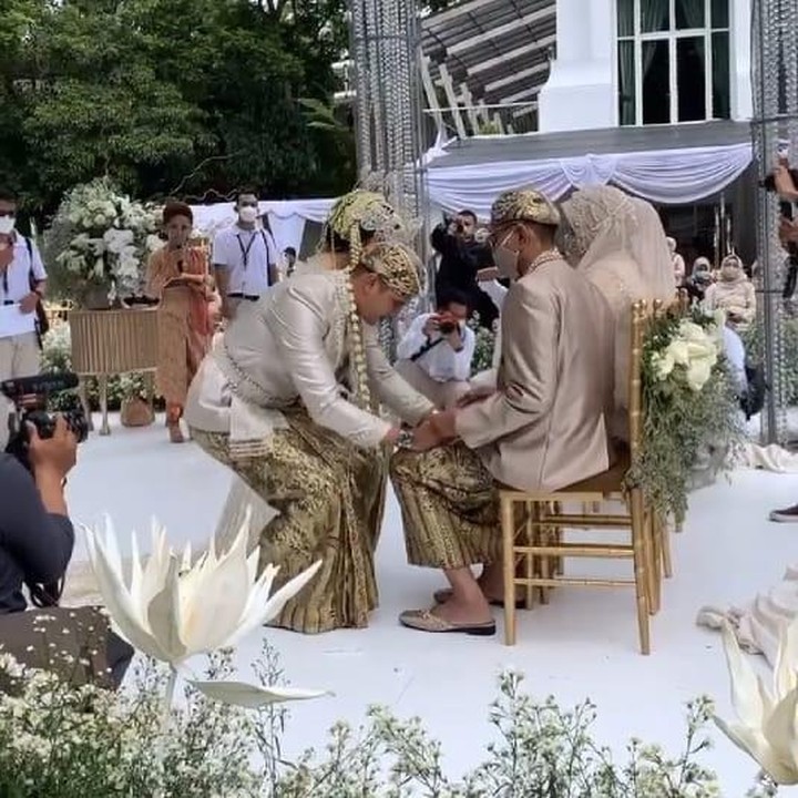 <p>Dalam pernikahan tersebut, Ali Syakieb memberikan mas kawin berupa uang tunai sebanyak Rp602.021 kepada Margin Wieheerm. (Foto: Instagram @aliyahabsyi )</p>