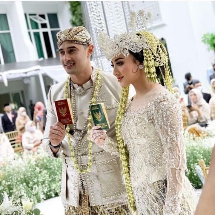 <p>Pasangan Ali Syakieb dan Margin Wieheerm telah resmi menyandang status suami istri, Bunda, Pernikahan mereka digelar pada hari ini, Sabtu (6/2/2021) di Bandung, Jawa Barat. (Foto: Instagram @nsyakieb85)</p>