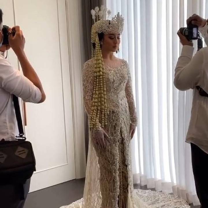 <p>Berikut potret Margin Wieheerm saat berada dalam ruang ganti, Bunda. Terlihat anggun dan elegan dengan Siger khas Sundanya ya, Bunda?  (Foto: Instagram @aliyahabsyi)</p>