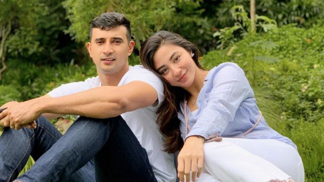 Aktor Ali Syakieb mengakhiri masa lajangnya dengan menikahi Margin Wieheerm dalam acara yang digelar di Bandung.