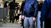 FOTO: AS Gunakan Anjing Pelacak untuk Deteksi Corona Miami Heat mendatangkan bantuan untuk melacak corona di arena pertandingan dengan bantuan anjing.