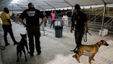 FOTO: AS Gunakan Anjing Pelacak untuk Deteksi Corona Miami Heat mendatangkan bantuan untuk melacak corona di arena pertandingan dengan bantuan anjing.