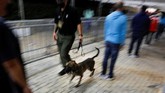 FOTO: AS Gunakan Anjing Pelacak untuk Deteksi Corona Miami Heat mendatangkan bantuan untuk melacak corona di arena pertandingan dengan bantuan anjing.