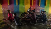 FOTO: Hujan Deras Datang, Banjir Kepung Semarang Kota Semarang dikepung banjir setelah hujan deras mengguyur sejak Jumat (5/2) malam. Sejumlah fasilitas umum dari mulai bandara, stasiun dan jalan lumpuh.