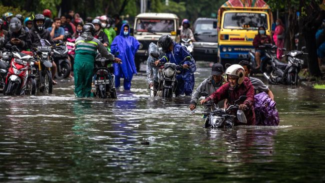 Selain Banjir, Longsor Juga Terjang Semarang, Satu Tewas Hujan lebat sejak kemarin di Semarang tak hanya mengakibatkan banjir, tapi juga longsor di 21 titik di ibu kota Jawa Tengah itu.