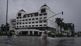 FOTO: Hujan Deras Datang, Banjir Kepung Semarang Kota Semarang dikepung banjir setelah hujan deras mengguyur sejak Jumat (5/2) malam. Sejumlah fasilitas umum dari mulai bandara, stasiun dan jalan lumpuh.