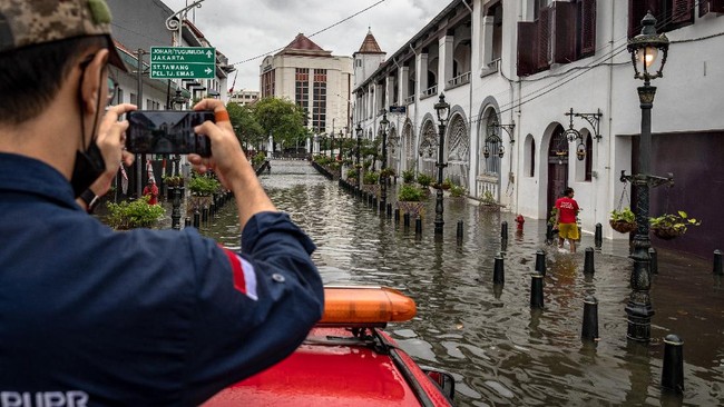 Ada dua fenomena alam yang menyebabkan banjir di Pulau Jawa.