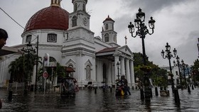 Mensos Risma Minta Pakai Pompa Kurangi Banjir Semarang