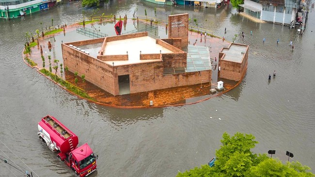 KLHK berpendapat banjir di Semarang disebabkan karena tak imbangnya laju pembangunan dengan penyediaan infrastruktur penampung air seperti pompa dan drainase.