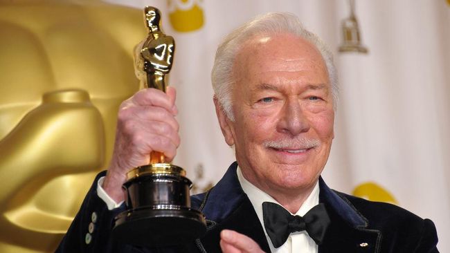 Sederet bintang Hollywood, mulai dari Chris Evans hingga Antonio Banderas, berduka melepas aktor legendaris Christopher Plummer yang meninggal pada Jumat (5/2).