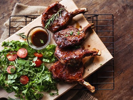 Cara Menyelamatkan Nasi dan Daging yang Terlanjur Gosong, Jangan Panik Bun!