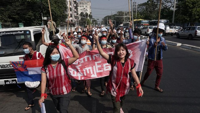 Demonstran anti-kudeta menggelar aksi di kota terbesar di Myanmar, Yangon, pada Sabtu (6/2), di tengah upaya pemerintah memutus internet demi membungkam kritik.