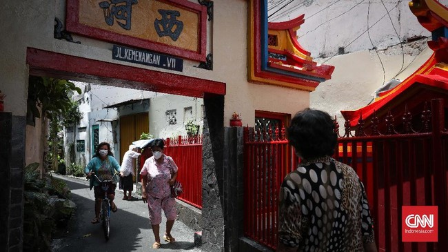Diskriminasi dan prasangka sosial-politik terhadap etnis Tionghoa telah terjadi sejak era Sukarno dan belum sepenuhnya berakhir di era pasca Reformasi.