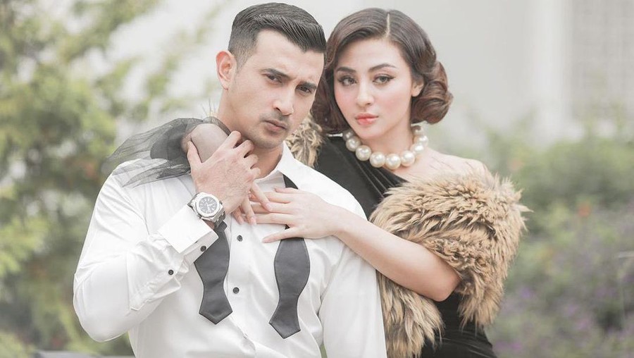 Gaya Keren Ali Syakieb Saat Ngopi dan Makan Bareng Istri Gaya Keren Ali Syakieb Saat Ngopi dan Makan Bareng Istri