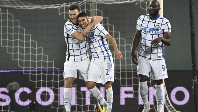 Inter Milan merebut puncak klasemen Liga Italia dari tangan AC Milan usai menggondol tiga poin dari markas Fiorentina di pekan ke-21.