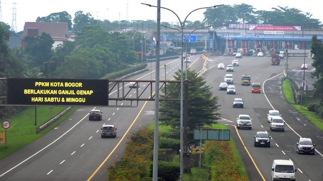 Ribuan kendaraan arah Kota Bogor diminta putar balik imbas kebijakan ganjil-genap guna mengurangi mobilisasi warga saat pandemi Covid-19.