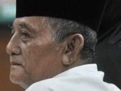 KH Atabik Ali Mertua Anas Urbaningrum Dimakamkan dengan Protokol COVID-19