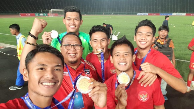 Muly Munial berbicara mengenai seluk beluk menjadi agen pemain sepak bola, kerja sama dengan Bambang Pamungkas, juga uang di balik lapangan hijau.