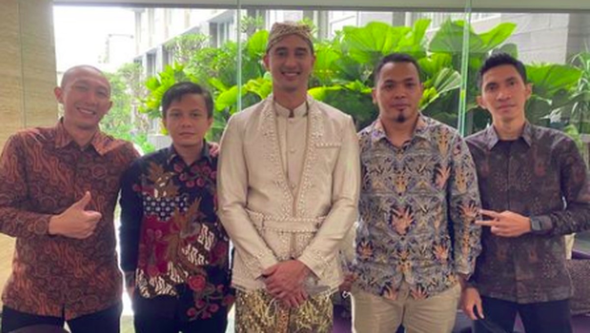 Nikahi Margin Wieheerm&comma; Ali Syakieb Tampan Pakai Setelan Jas Putih