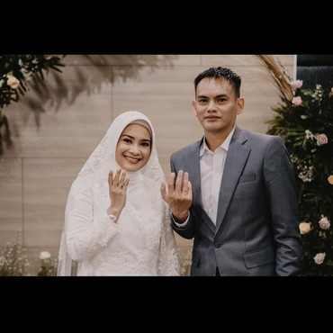 Bukan Terpaut 16 Tahun, Inikah Beda Usia Ikke Nurjanah & Suami Daun Muda?