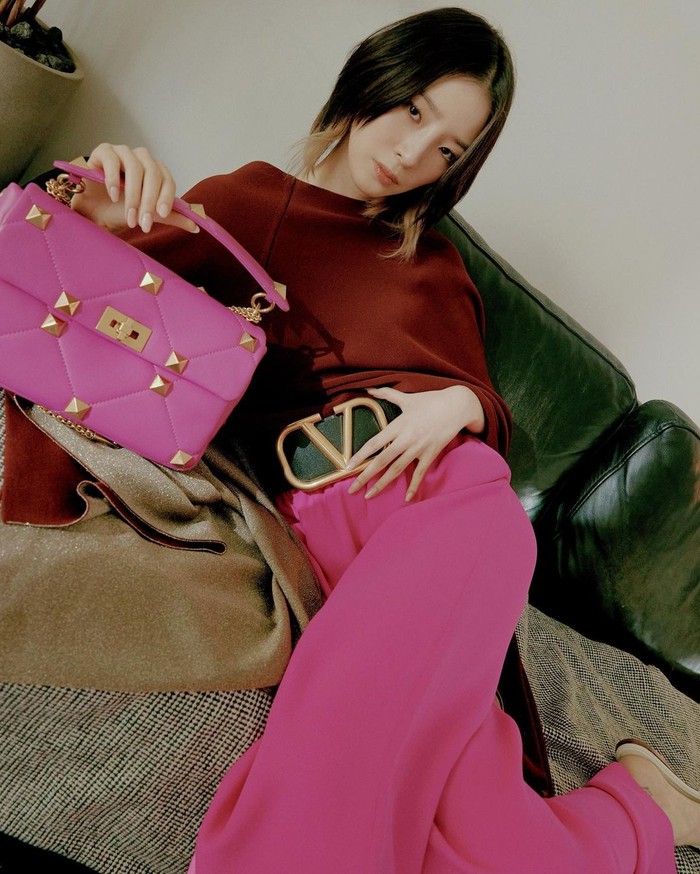 Pakai celana polos warna pink? Siapa takut! Nih, Irene tampak cantik dengan paduan long sleeve shirt warna marun. Biar lebih menyala menyambut Hari Kasih Sayang, bisa dipadukan dengan handbag dengan warna yang sama dengan celana pink/Sumber/Instagram/ireneisgood.