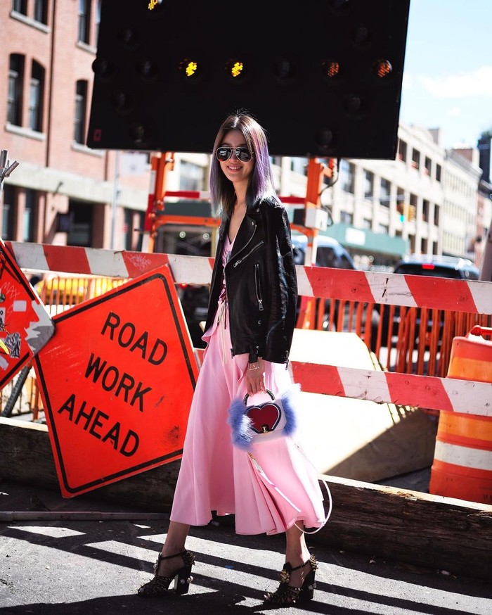 Irene memkai casual dress berwarna pinkyang cocok dipadukan dengan jaket berbahan kulit warna hitam. Dia menambah pemakaian handbag dan juga wedges, serta sunglasses yang membuat tampilannya lebih tegas/Sumber/Instagram/ireneisgood.